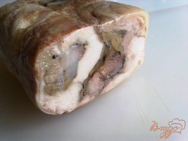 Фото приготовление рецепта: Куриный рулет с грибами и свининой. шаг №7