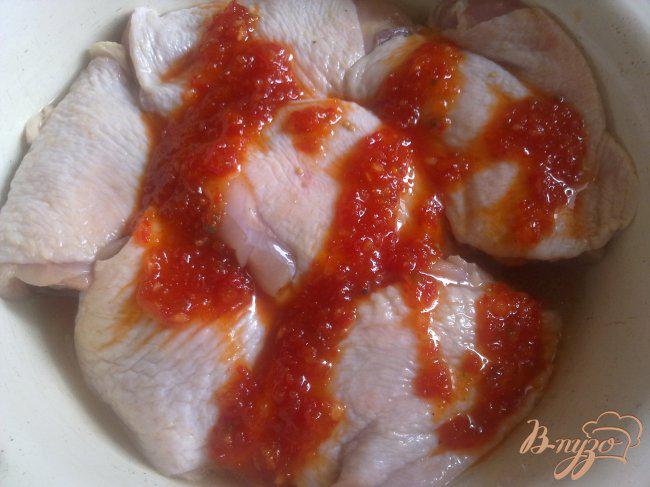 Фото приготовление рецепта: Куриные бедра в маринаде из ткемали. шаг №3