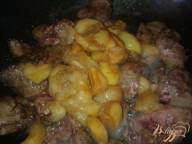 Фото приготовление рецепта: Нежная куриная печень с яблоками шаг №5