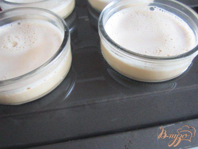 Фото приготовление рецепта: Молочный десерт с малиной шаг №5