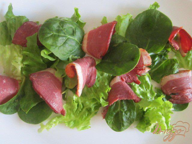 Фото приготовление рецепта: Салат с копченой утиной грудкой шаг №2