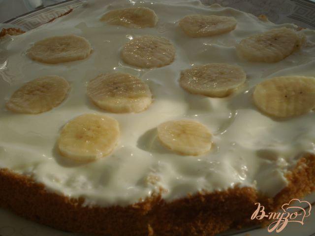 Фото приготовление рецепта: Торт с бананами и взбитыми сливками шаг №6