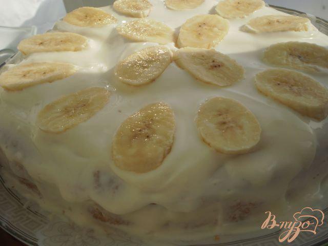Фото приготовление рецепта: Торт с бананами и взбитыми сливками шаг №7