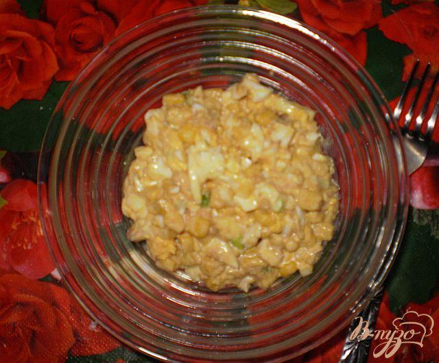 Фото приготовление рецепта: Салат с тунцом и кукурузой шаг №4