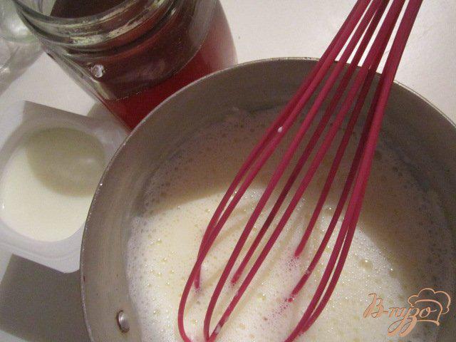 Фото приготовление рецепта: Медовый йогурт шаг №2