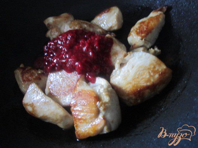 Фото приготовление рецепта: Теплый салат с куриным мясом шаг №5