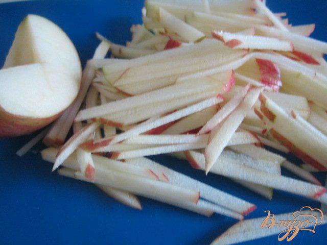 Фото приготовление рецепта: Салат из цукини с яблоком шаг №3