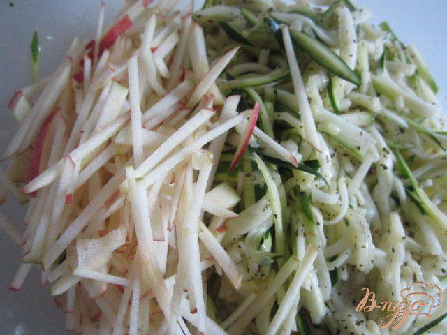Фото приготовление рецепта: Салат из цукини с яблоком шаг №4
