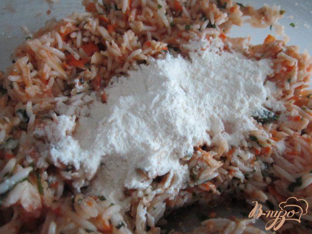 Фото приготовление рецепта: Рисовые котлетки с сурими шаг №3