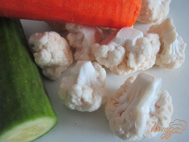 Фото приготовление рецепта: Салат из свежей цветной капусты шаг №1