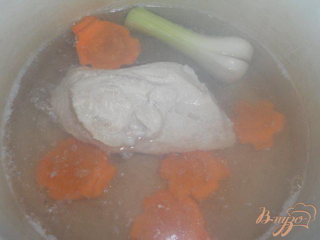 Фото приготовление рецепта: Куриный бульон с домашней лапшой из цельнозерновой муки шаг №1