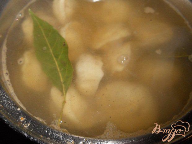 Фото приготовление рецепта: Пельменевый суп шаг №3