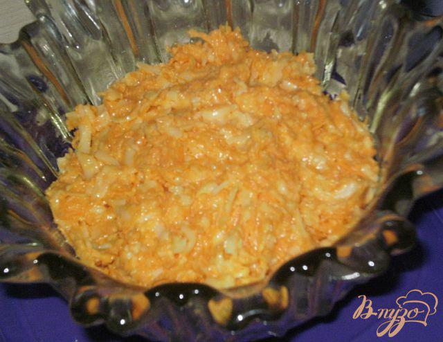 Фото приготовление рецепта: Морковно-сырный салат шаг №4