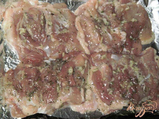 Фото приготовление рецепта: Мясо запеченное с сыром и помидорами в фольге шаг №2