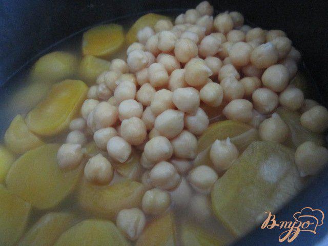 Фото приготовление рецепта: Суп-пюре из желтой репы и гороха нут шаг №3