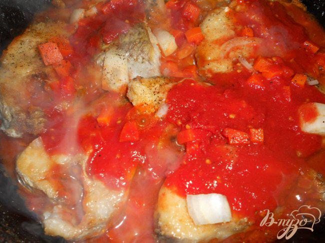 Фото приготовление рецепта: Рыба хоки в томатном соусе шаг №3