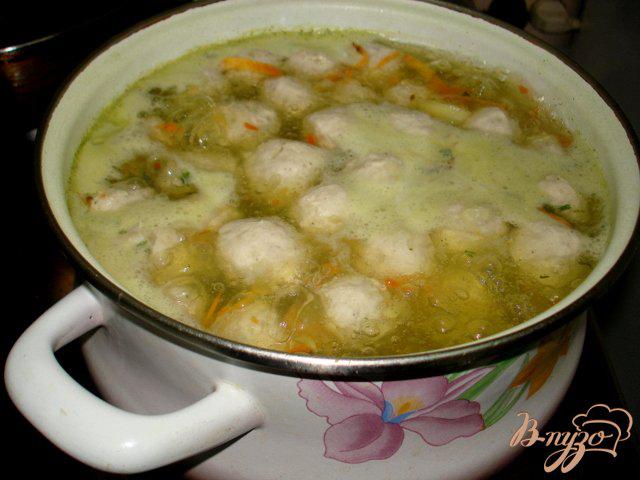 Фото приготовление рецепта: Суп с фрикадельками и сыром шаг №5