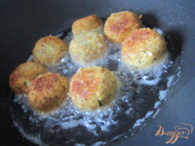 Фото приготовление рецепта: Закусочные шарики из гороха нут шаг №6
