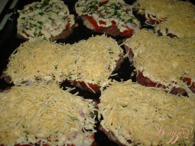 Фото приготовление рецепта: Мясо запеченное с помидорами шаг №5