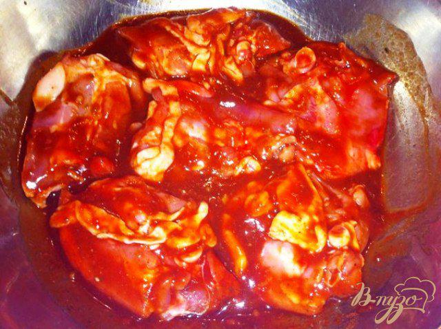 Фото приготовление рецепта: Куриные бедрышки в томатном маринаде под сыром шаг №4