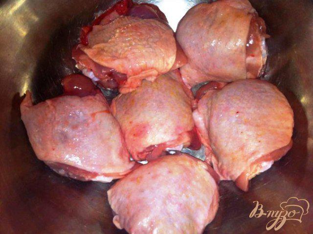Фото приготовление рецепта: Куриные бедрышки в томатном маринаде под сыром шаг №1