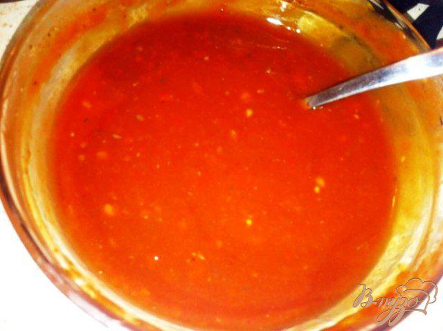 Фото приготовление рецепта: Куриные бедрышки в томатном маринаде под сыром шаг №3