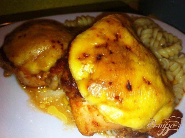 Фото приготовление рецепта: Куриные бедрышки в томатном маринаде под сыром шаг №7