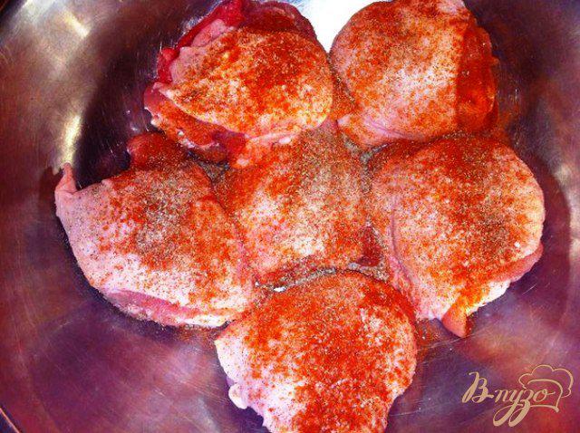 Фото приготовление рецепта: Куриные бедрышки в томатном маринаде под сыром шаг №2