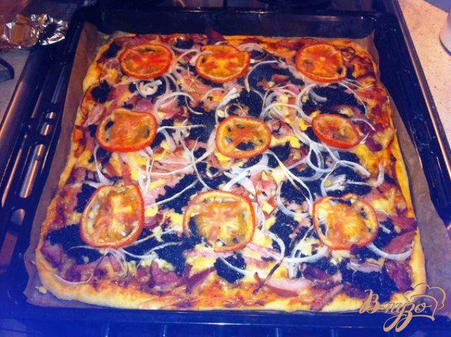 Фото приготовление рецепта: Пицца с ветчиной и шампиньонами шаг №7