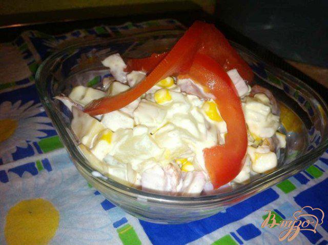 Фото приготовление рецепта: Салат с копченым сыром и ананасом шаг №5