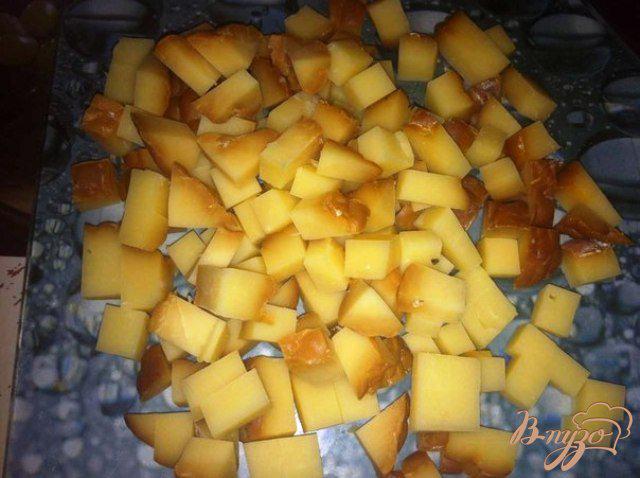 Фото приготовление рецепта: Салат с копченым сыром и ананасом шаг №3