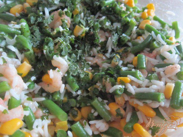 Фото приготовление рецепта: Рисовый салат с креветками шаг №4