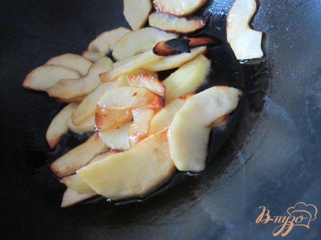 Фото приготовление рецепта: Куриная печень с яблоками шаг №4