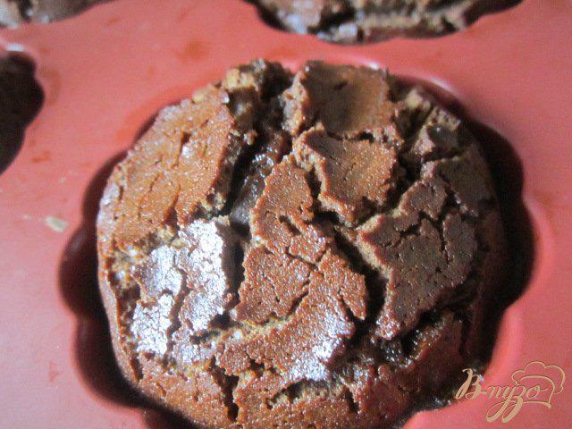 Фото приготовление рецепта: Шоколадно-карамельные пироженые шаг №7