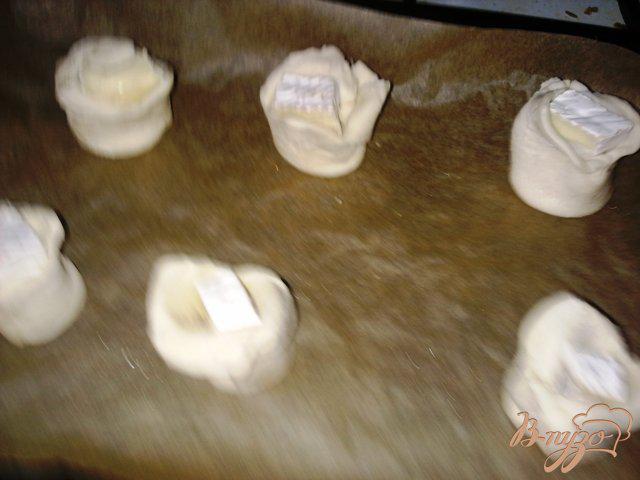 Фото приготовление рецепта: Закуска из слоеного теста с сыром бри шаг №5