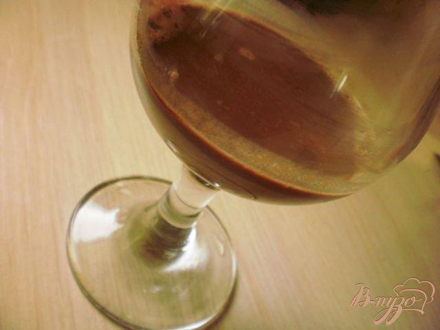 Фото приготовление рецепта: Шоколадно-клубничный чай шаг №2