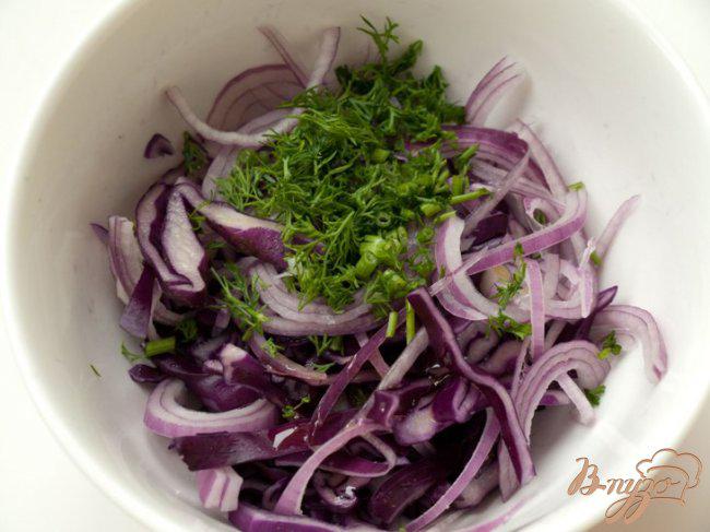 Фото приготовление рецепта: Салат с опятами и краснокочанной капустой шаг №2