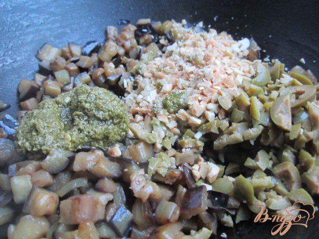 Фото приготовление рецепта: Спагетти с баклажанами и орешками кешью шаг №3