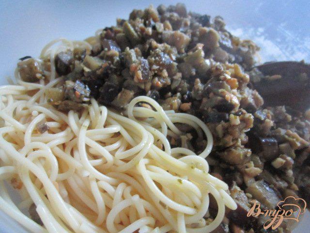 Фото приготовление рецепта: Спагетти с баклажанами и орешками кешью шаг №4