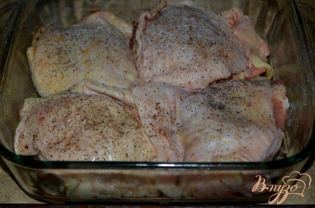 Фото приготовление рецепта: Куриные бедрышки  в уксусно-чесночном соусе шаг №1
