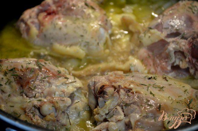 Фото приготовление рецепта: Куриные бедрышки  в уксусно-чесночном соусе шаг №4
