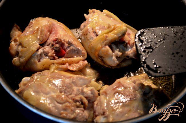 Фото приготовление рецепта: Куриные бедрышки  в уксусно-чесночном соусе шаг №2