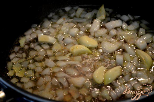 Фото приготовление рецепта: Куриные бедрышки  в уксусно-чесночном соусе шаг №3