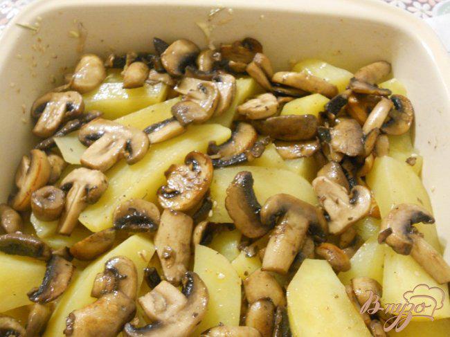 Фото приготовление рецепта: Запеченный картофель с грибами шаг №4