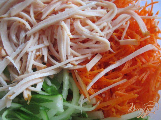 Фото приготовление рецепта: Морковный салат с куриной нарезкой шаг №4