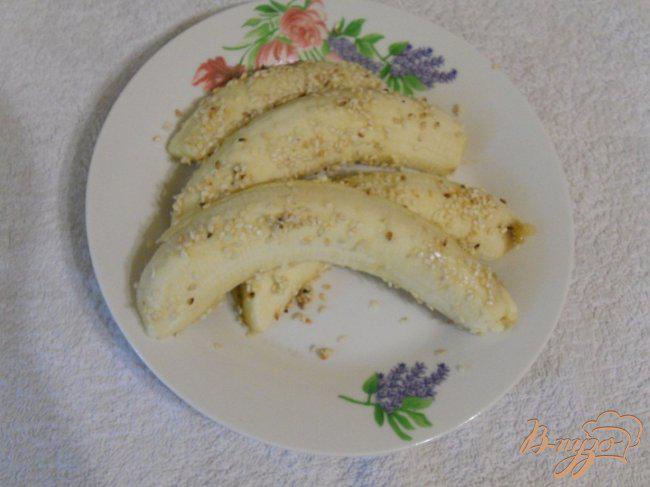 Фото приготовление рецепта: Сырники с жареными бананами в кунжуте шаг №5