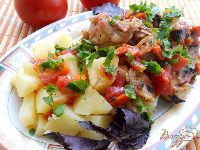 Фото приготовление рецепта: Курица с помидорами, соевым соусом и базиликом шаг №4