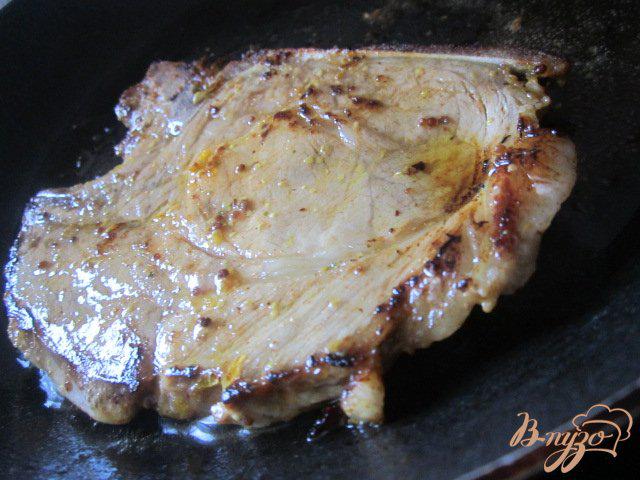 Фото приготовление рецепта: Свиной антрекот в апельсиновом маринаде шаг №3