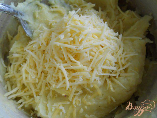 Фото приготовление рецепта: Оладьи из картофеля с сыром шаг №3