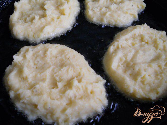 Фото приготовление рецепта: Оладьи из картофеля с сыром шаг №4